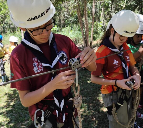 atividade de team building com equipamentos de segurança no Canela de Ema