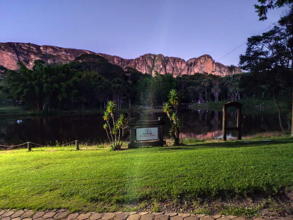 foto do canela de ema a com a montanha vermelha no fim da tarde